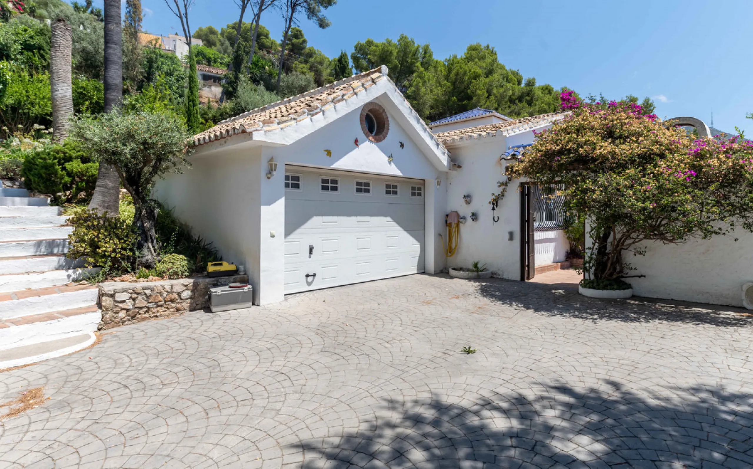 House - Detached Villa в продаже в Mijas, Málaga. В доме 5 спален и 4 ванных комнат. Площадь дома 322 м². Площадь участка 1777 м²