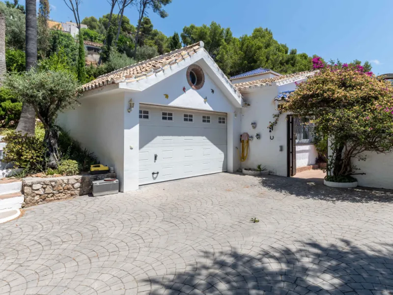 House - Detached Villa в продаже в Mijas, Málaga. В доме 5 спален и 4 ванных комнат. Площадь дома 322 м². Площадь участка 1777 м²