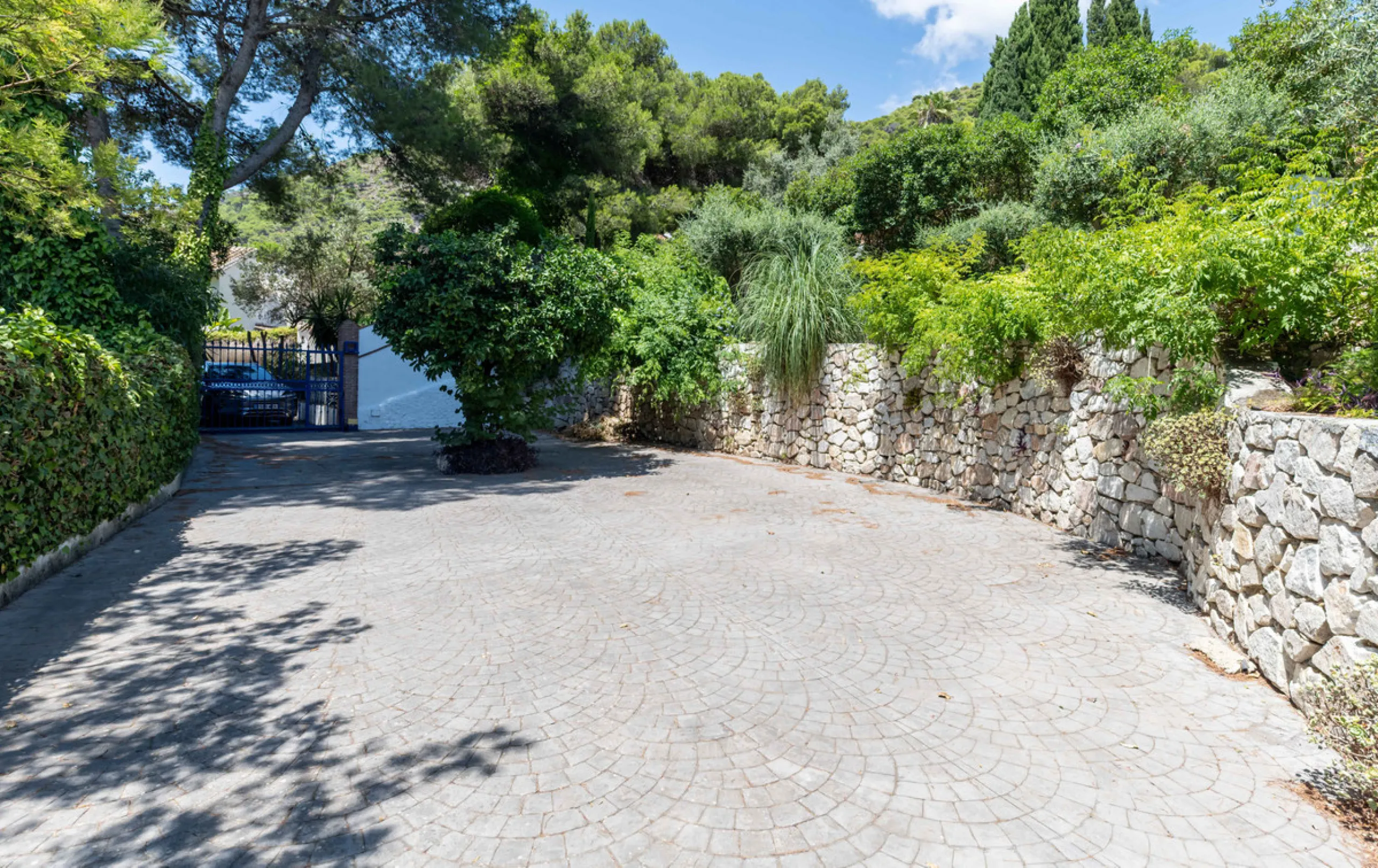 House - Detached Villa в продаже в Mijas, Málaga. В доме 5 спален и 4 ванных комнат. Площадь дома 322 м². Площадь участка 1777 м²