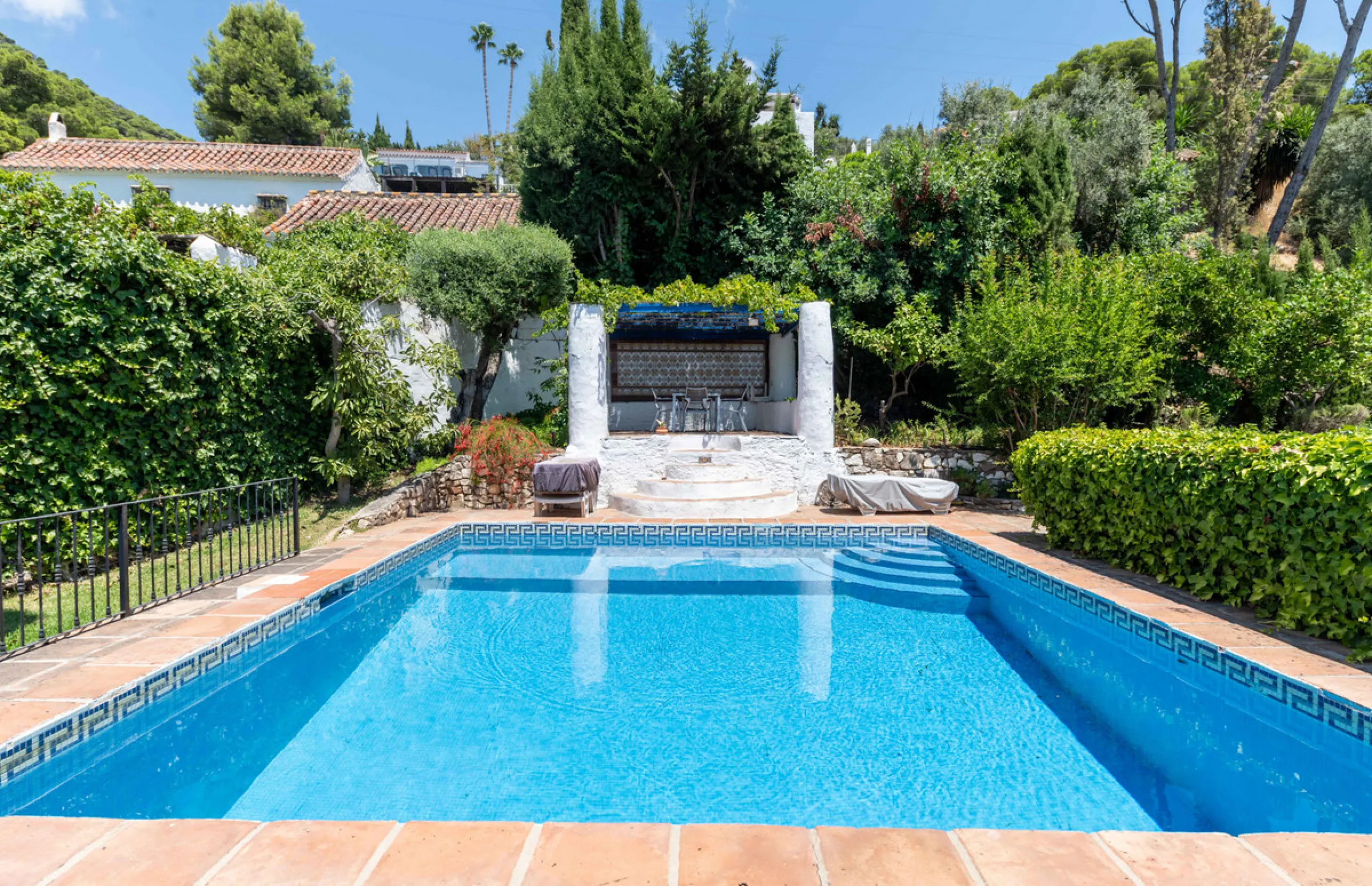 House - Detached Villa в продаже в Mijas, Málaga. В доме 5 спален и 4 ванных комнат. Площадь дома 322 м². Площадь участка 1777 м²