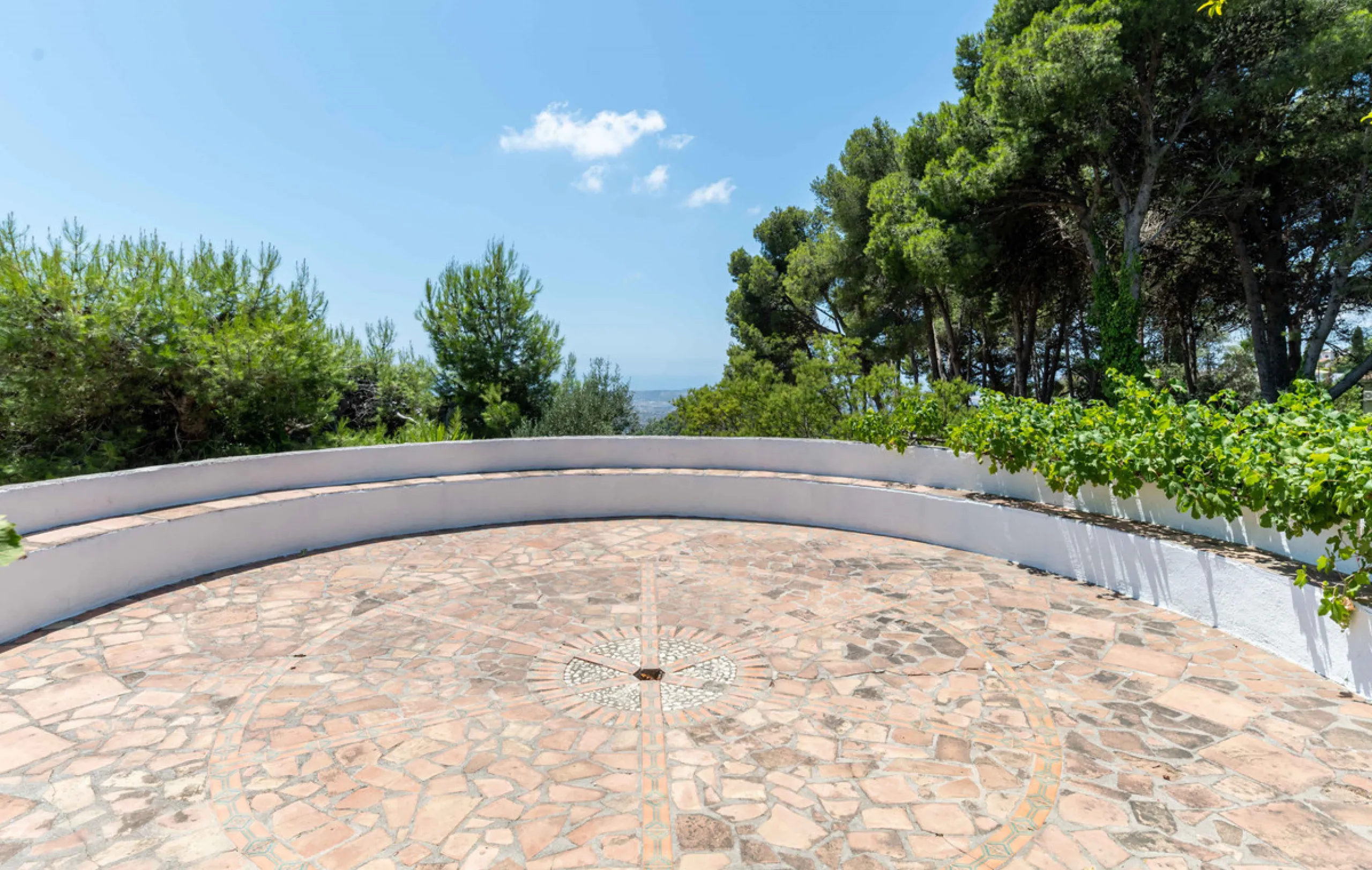 House - Detached Villa в продаже в Mijas, Málaga. В доме 5 спален и 4 ванных комнат. Площадь дома 322 м². Площадь участка 1777 м²