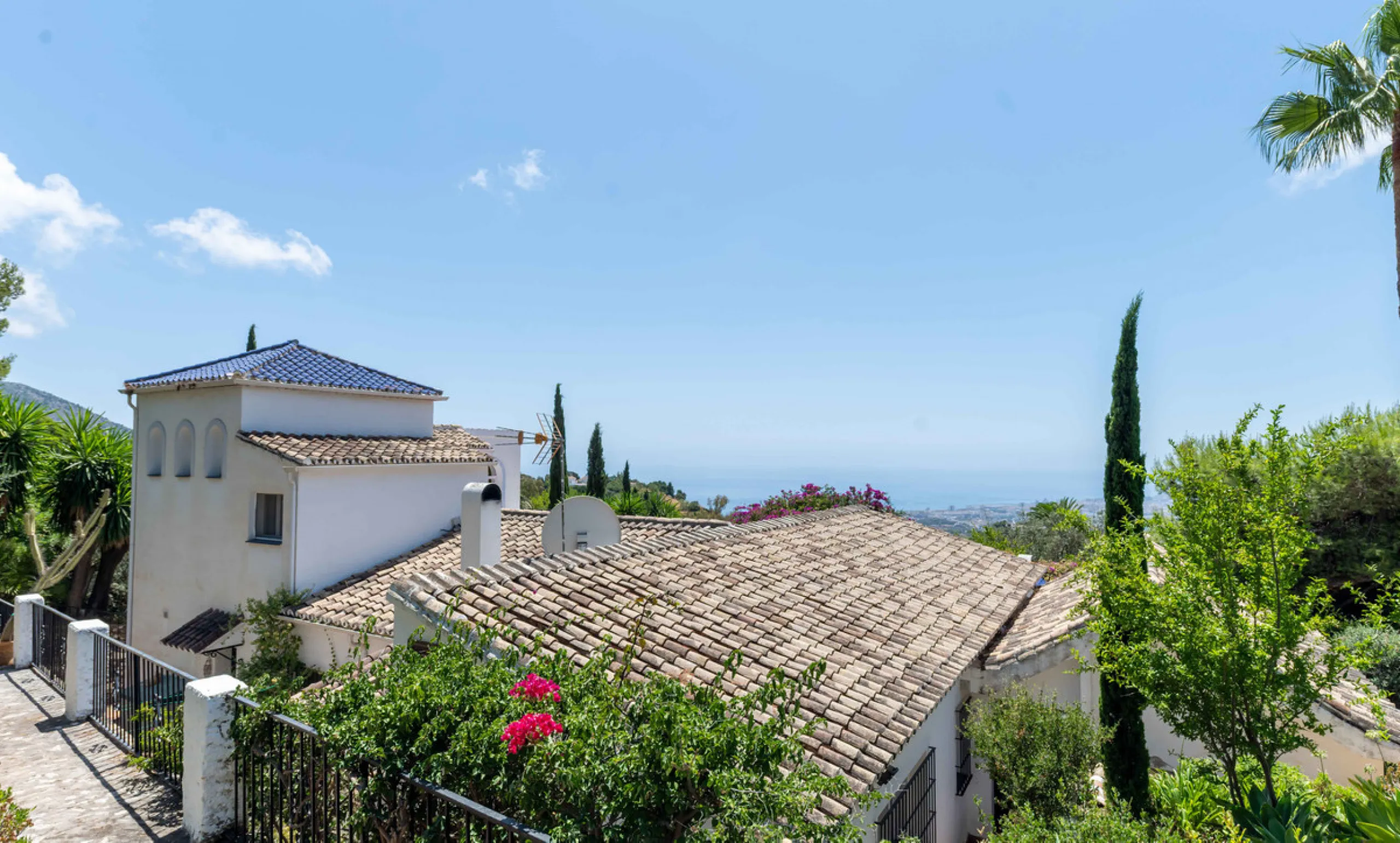 House - Detached Villa в продаже в Mijas, Málaga. В доме 5 спален и 4 ванных комнат. Площадь дома 322 м². Площадь участка 1777 м²