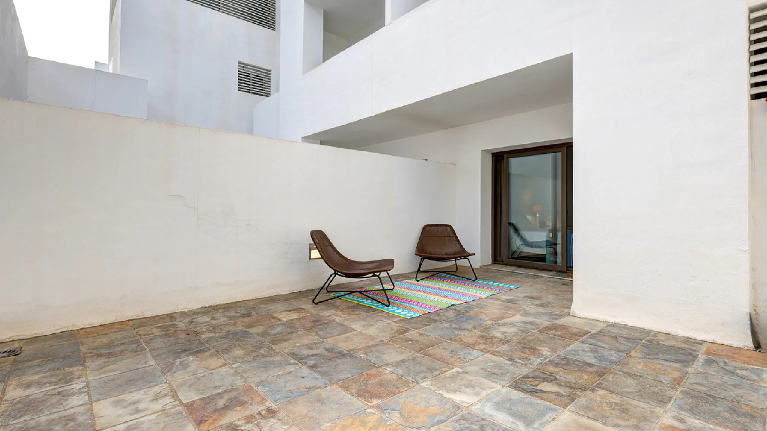 Diese elegante Erdgeschosswohnung liegt in der exklusiven Wohnanlage Terrazas de Cortesin, mitten im weltbekannten Finca Cortesin Golf Resort in Casares. Bekannt für seinen Meisterschaftsgolfplatz (Austragungsort des Solheim Cups 2023)