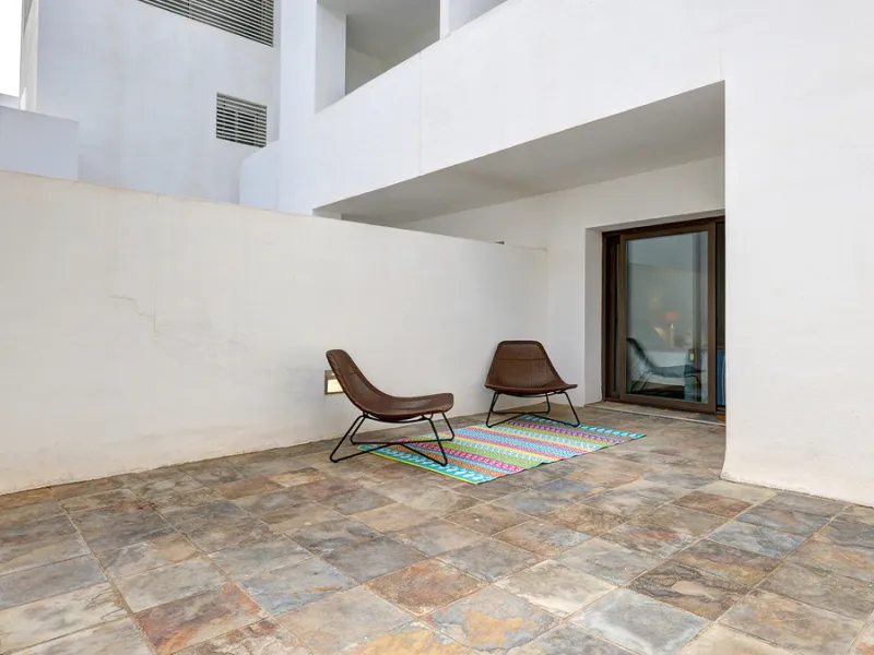 Diese elegante Erdgeschosswohnung liegt in der exklusiven Wohnanlage Terrazas de Cortesin, mitten im weltbekannten Finca Cortesin Golf Resort in Casares. Bekannt für seinen Meisterschaftsgolfplatz (Austragungsort des Solheim Cups 2023)