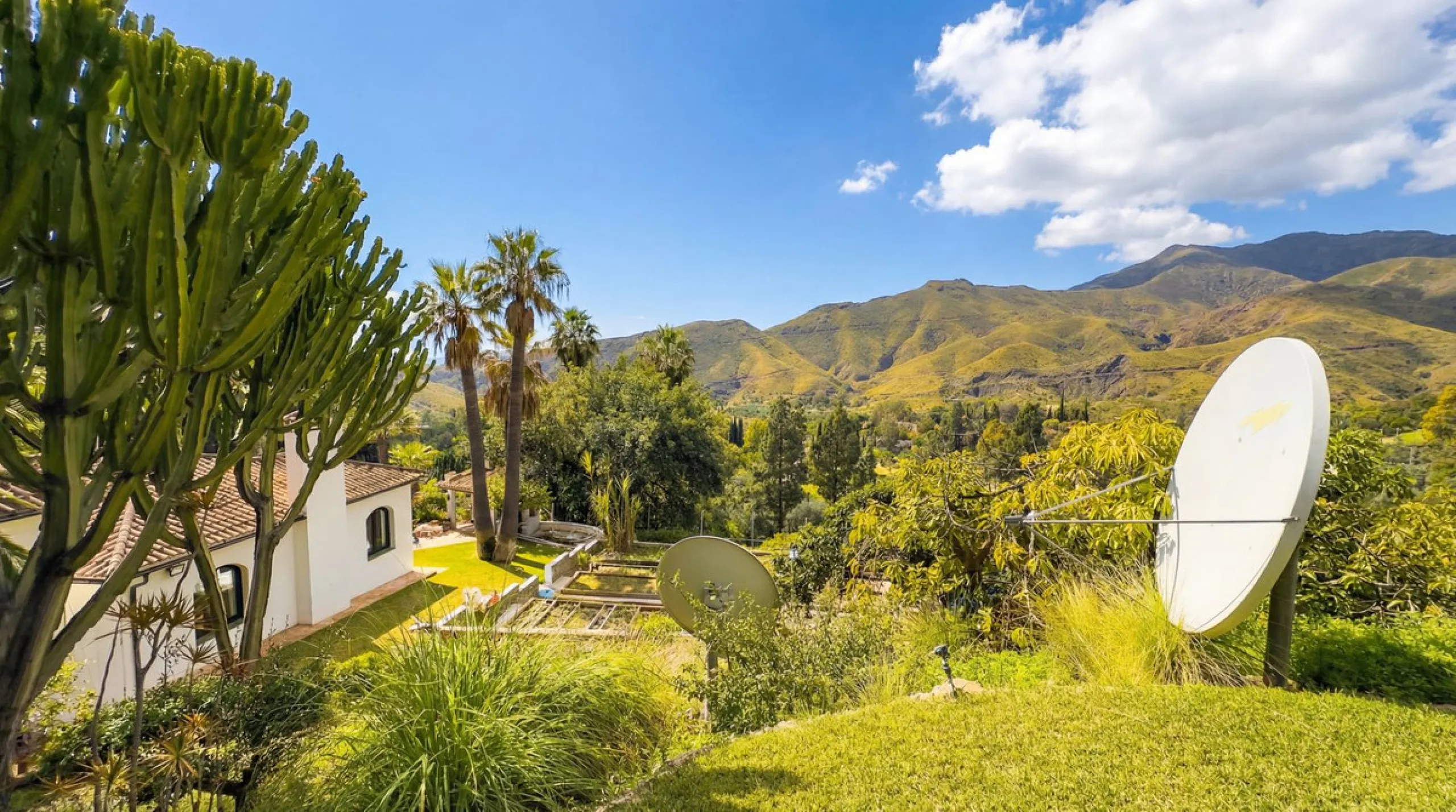MODERN VILLA BARRANCO BLANCO: AN EXCLUSIVE OASIS OF LUXURY 20 MINUTES FROM THE MEDITERRANEAN SEA