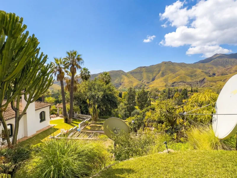 MODERN VILLA BARRANCO BLANCO: AN EXCLUSIVE OASIS OF LUXURY 20 MINUTES FROM THE MEDITERRANEAN SEA