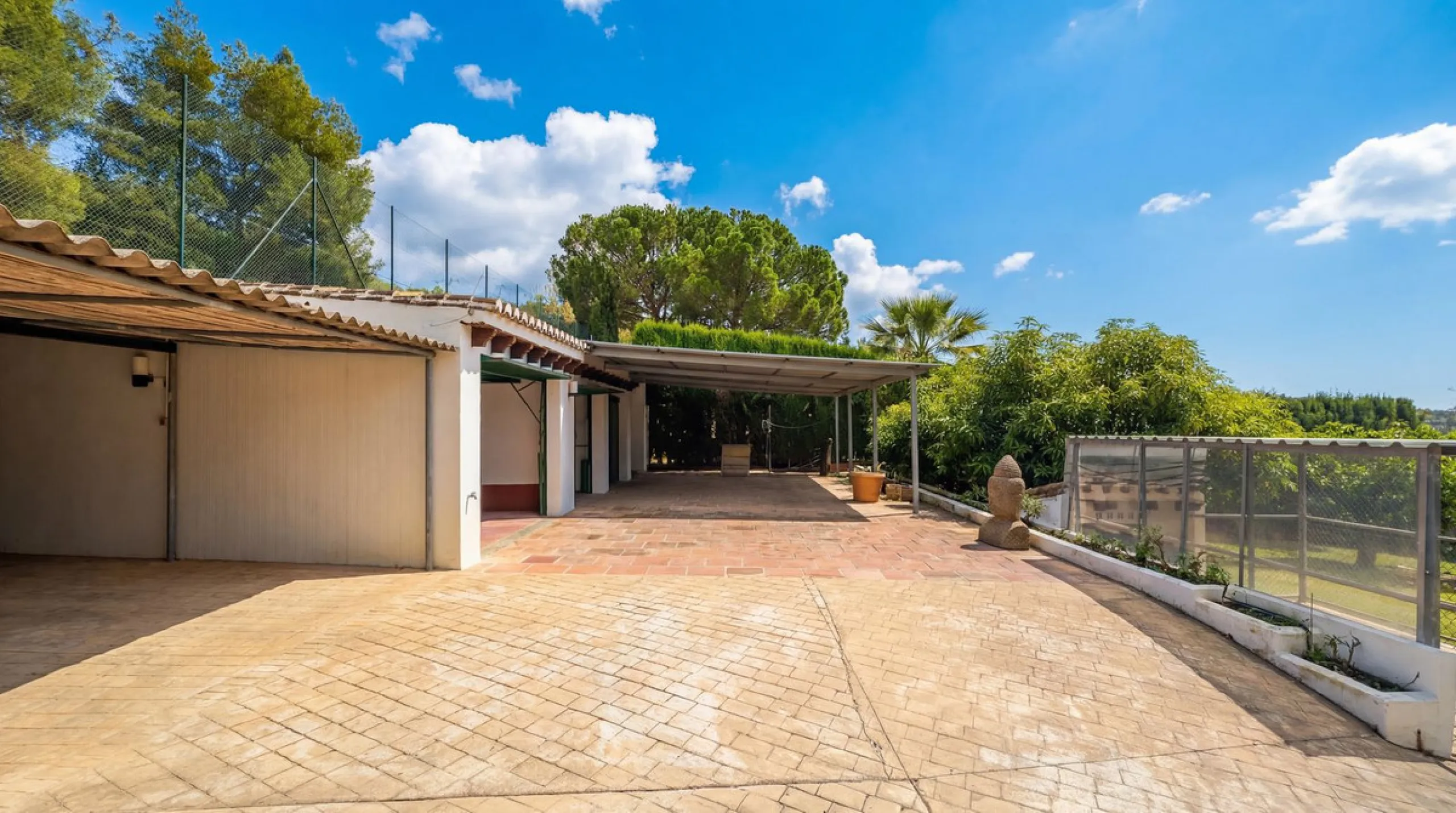 MODERN VILLA BARRANCO BLANCO: AN EXCLUSIVE OASIS OF LUXURY 20 MINUTES FROM THE MEDITERRANEAN SEA