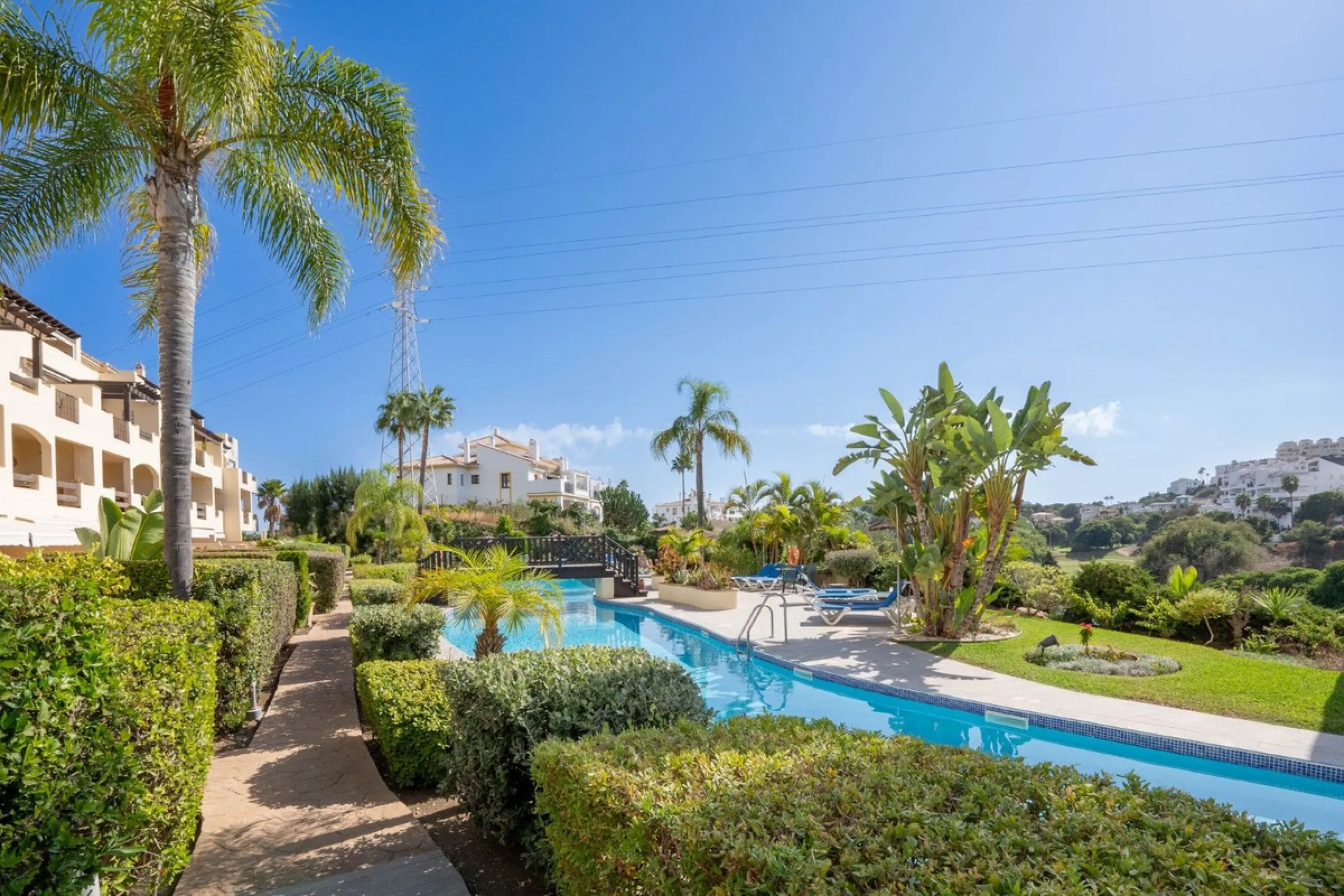 Located in one of the most sought-after complexes in Miraflores, this exceptional penthouse offers luxury living with breathtaking views over the golf course — just a few minutes' walk from the clubhouse.
