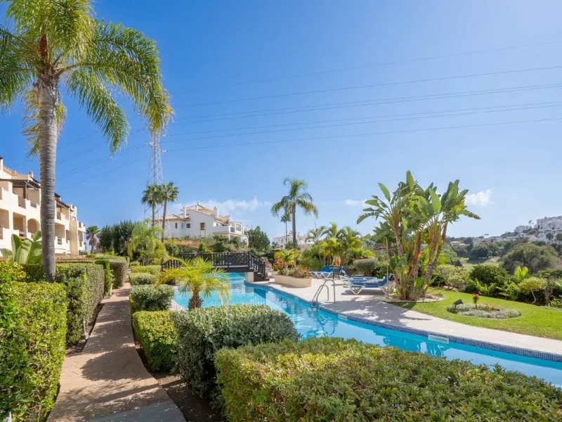 Located in one of the most sought-after complexes in Miraflores, this exceptional penthouse offers luxury living with breathtaking views over the golf course — just a few minutes' walk from the clubhouse.