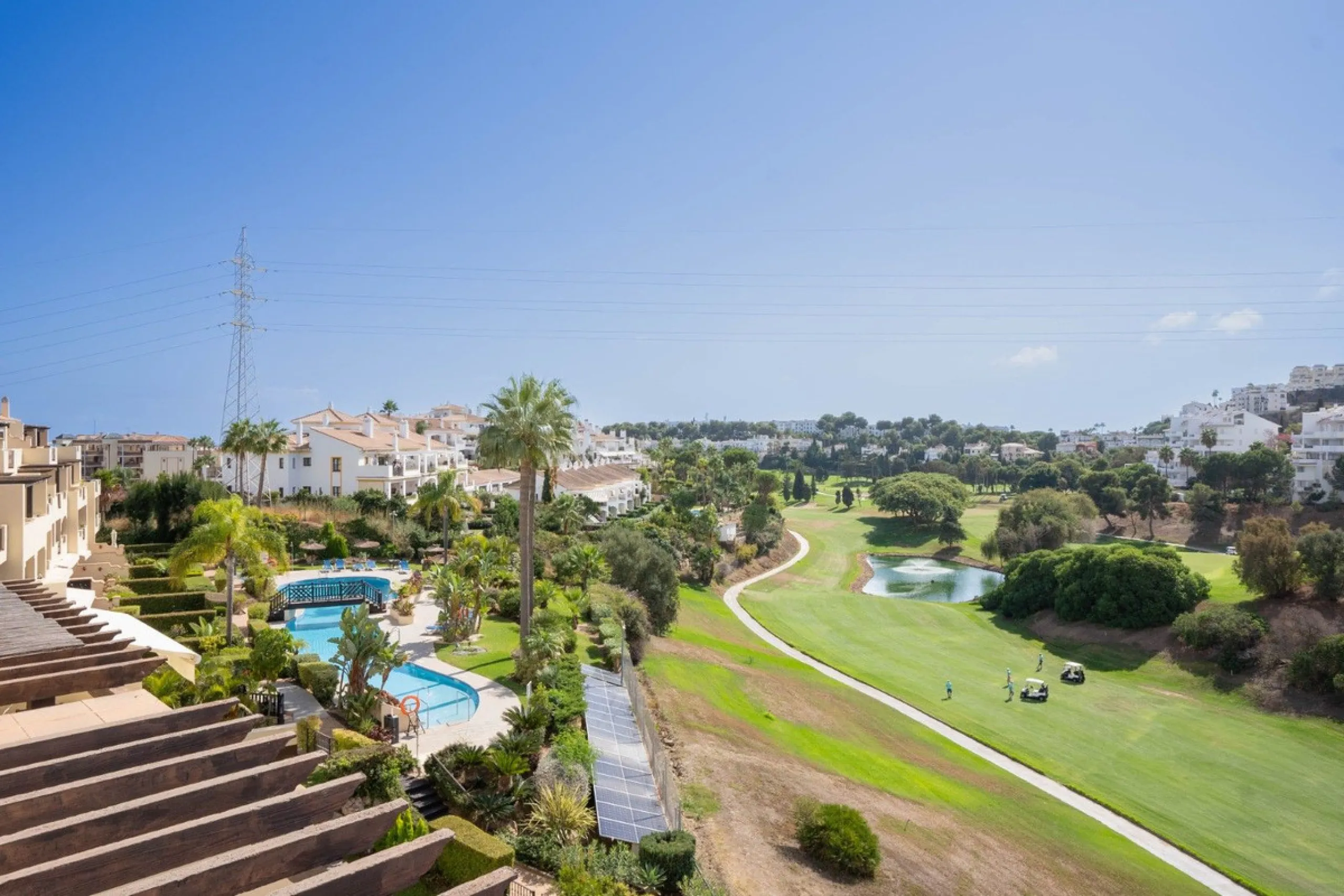 Located in one of the most sought-after complexes in Miraflores, this exceptional penthouse offers luxury living with breathtaking views over the golf course — just a few minutes' walk from the clubhouse.