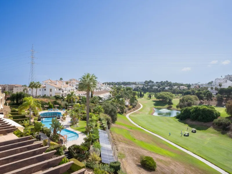 Located in one of the most sought-after complexes in Miraflores, this exceptional penthouse offers luxury living with breathtaking views over the golf course — just a few minutes' walk from the clubhouse.