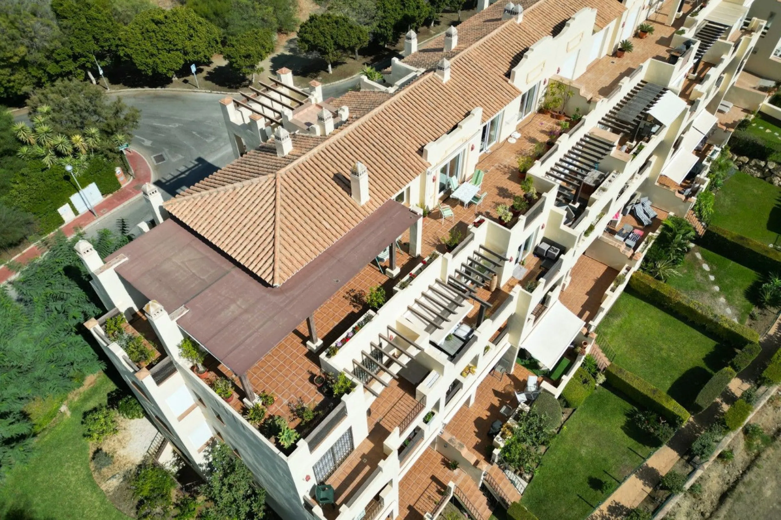 Located in one of the most sought-after complexes in Miraflores, this exceptional penthouse offers luxury living with breathtaking views over the golf course — just a few minutes' walk from the clubhouse.