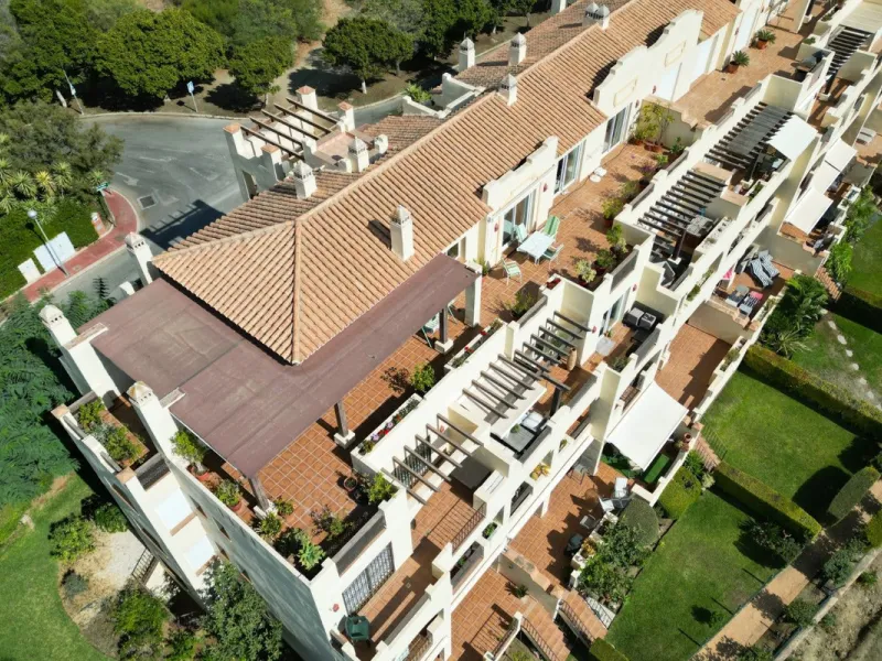 Located in one of the most sought-after complexes in Miraflores, this exceptional penthouse offers luxury living with breathtaking views over the golf course — just a few minutes' walk from the clubhouse.