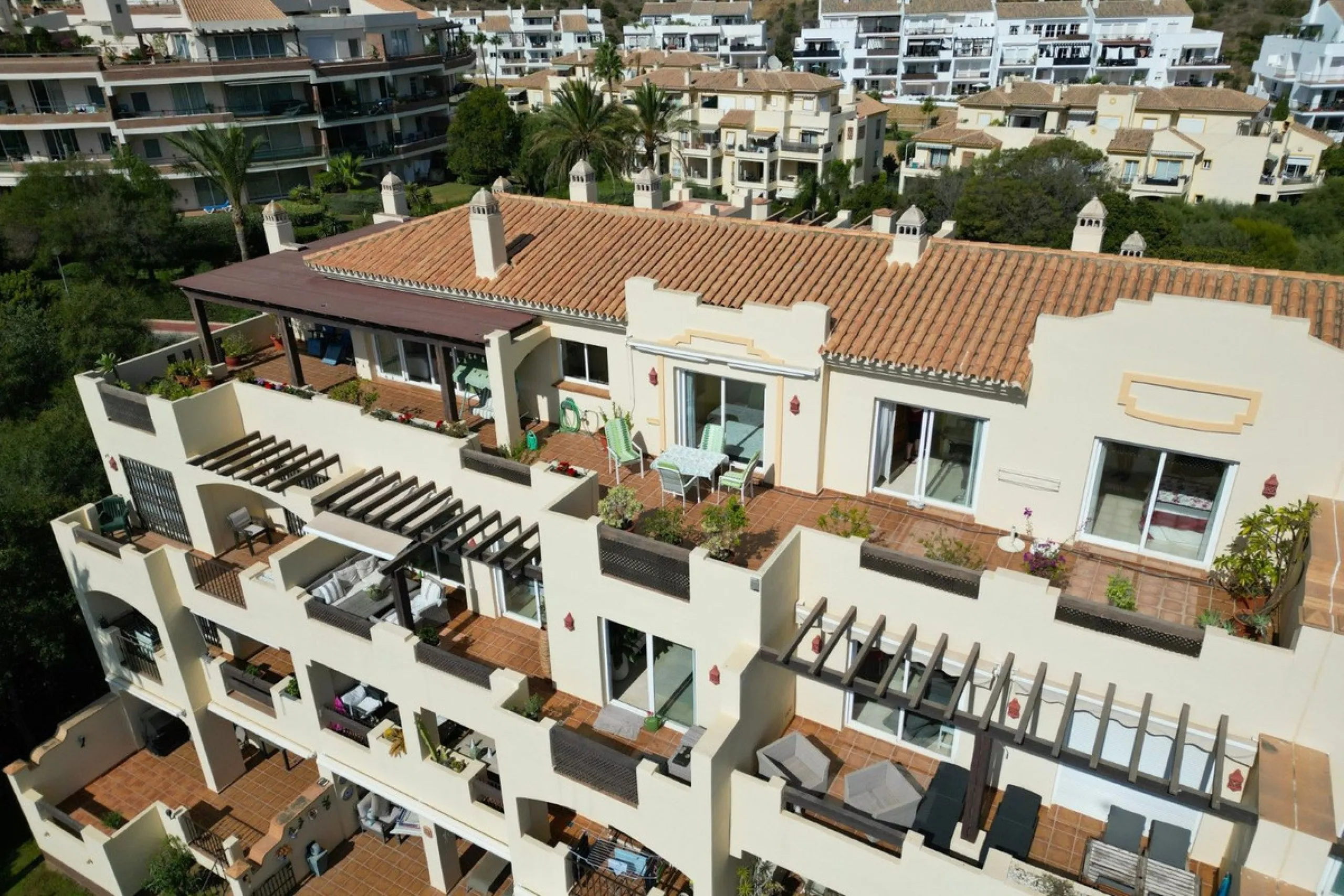 Located in one of the most sought-after complexes in Miraflores, this exceptional penthouse offers luxury living with breathtaking views over the golf course — just a few minutes' walk from the clubhouse.