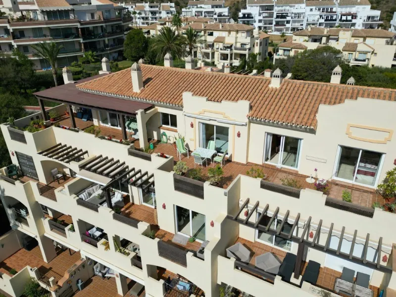 Located in one of the most sought-after complexes in Miraflores, this exceptional penthouse offers luxury living with breathtaking views over the golf course — just a few minutes' walk from the clubhouse.