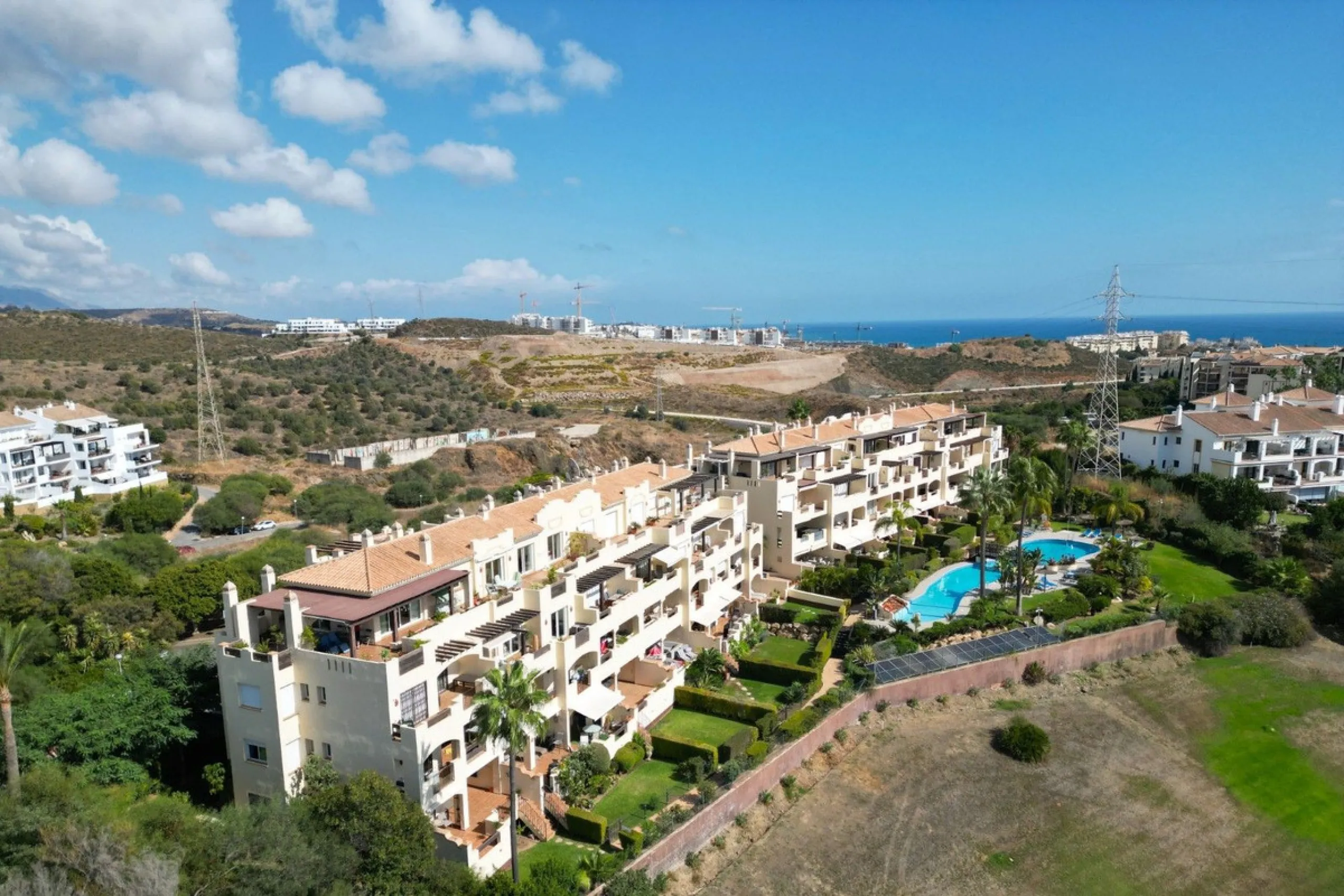 Located in one of the most sought-after complexes in Miraflores, this exceptional penthouse offers luxury living with breathtaking views over the golf course — just a few minutes' walk from the clubhouse.
