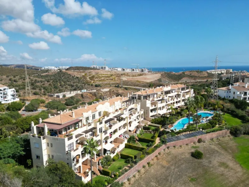 Located in one of the most sought-after complexes in Miraflores, this exceptional penthouse offers luxury living with breathtaking views over the golf course — just a few minutes' walk from the clubhouse.