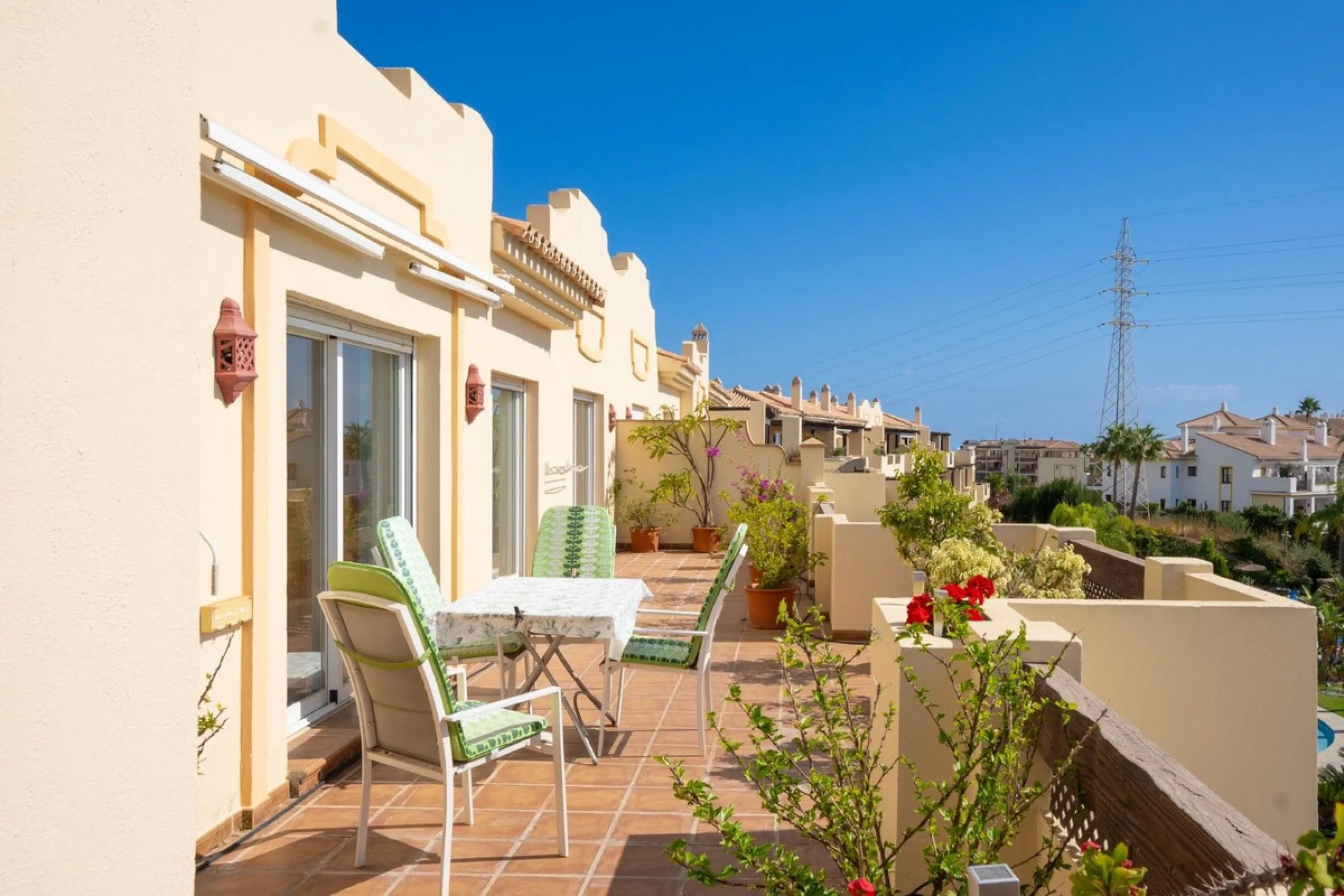 Located in one of the most sought-after complexes in Miraflores, this exceptional penthouse offers luxury living with breathtaking views over the golf course — just a few minutes' walk from the clubhouse.