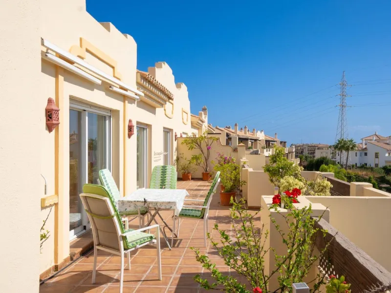 Located in one of the most sought-after complexes in Miraflores, this exceptional penthouse offers luxury living with breathtaking views over the golf course — just a few minutes' walk from the clubhouse.