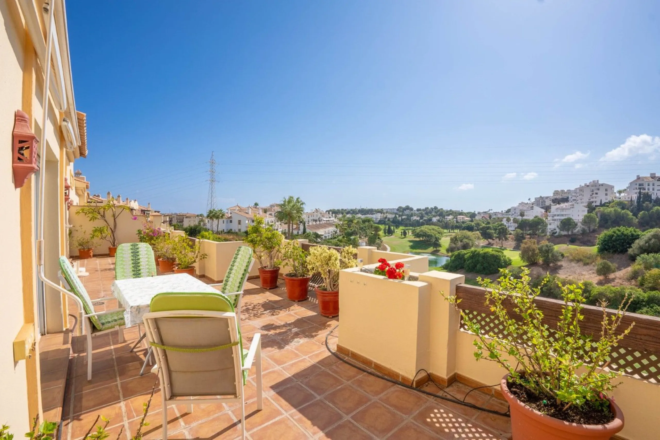 Located in one of the most sought-after complexes in Miraflores, this exceptional penthouse offers luxury living with breathtaking views over the golf course — just a few minutes' walk from the clubhouse.