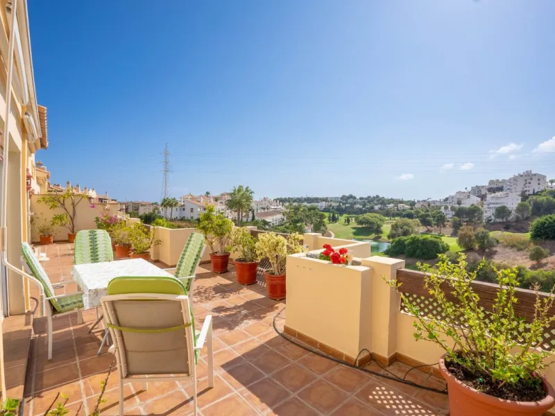 Located in one of the most sought-after complexes in Miraflores, this exceptional penthouse offers luxury living with breathtaking views over the golf course — just a few minutes' walk from the clubhouse.