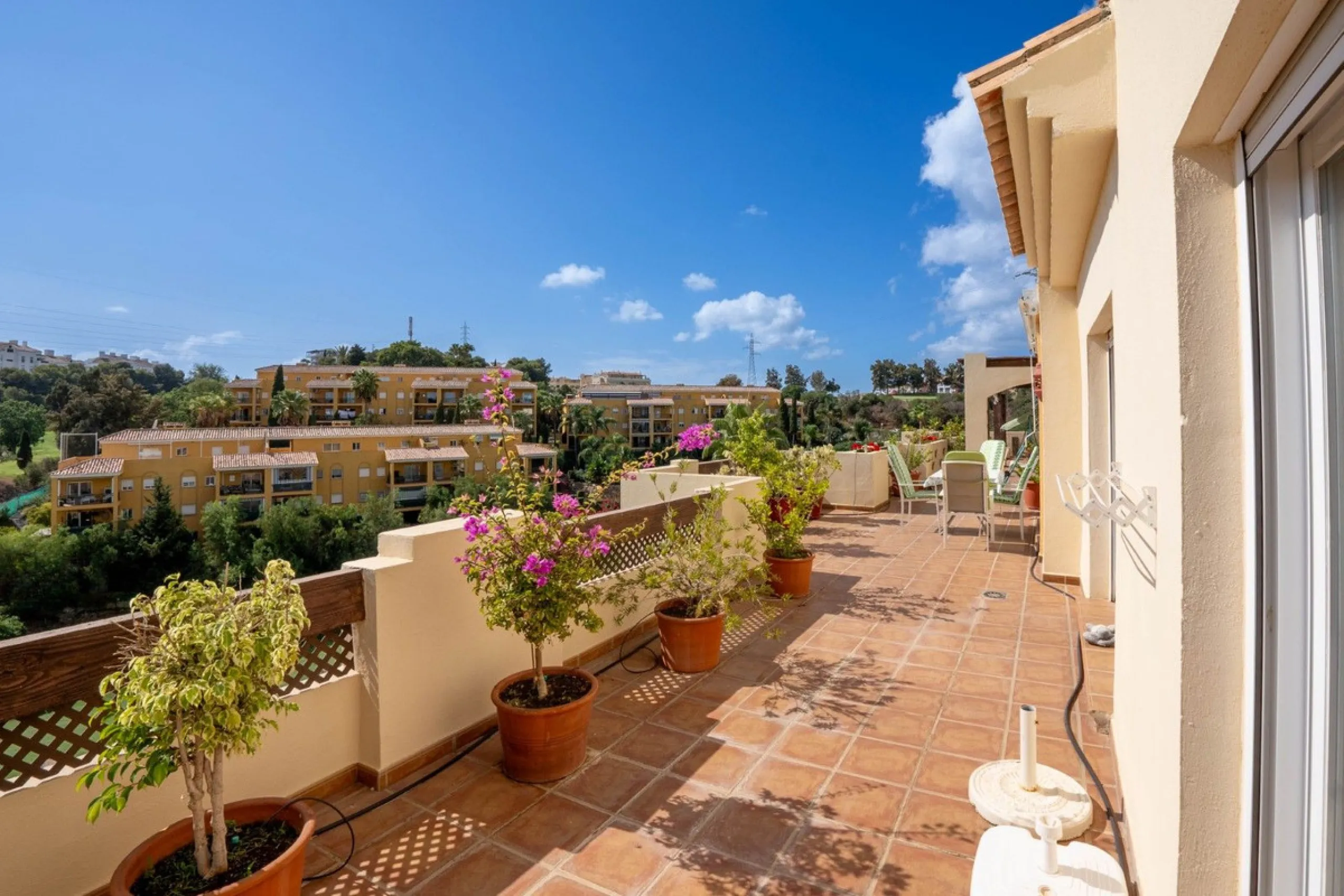 Located in one of the most sought-after complexes in Miraflores, this exceptional penthouse offers luxury living with breathtaking views over the golf course — just a few minutes' walk from the clubhouse.
