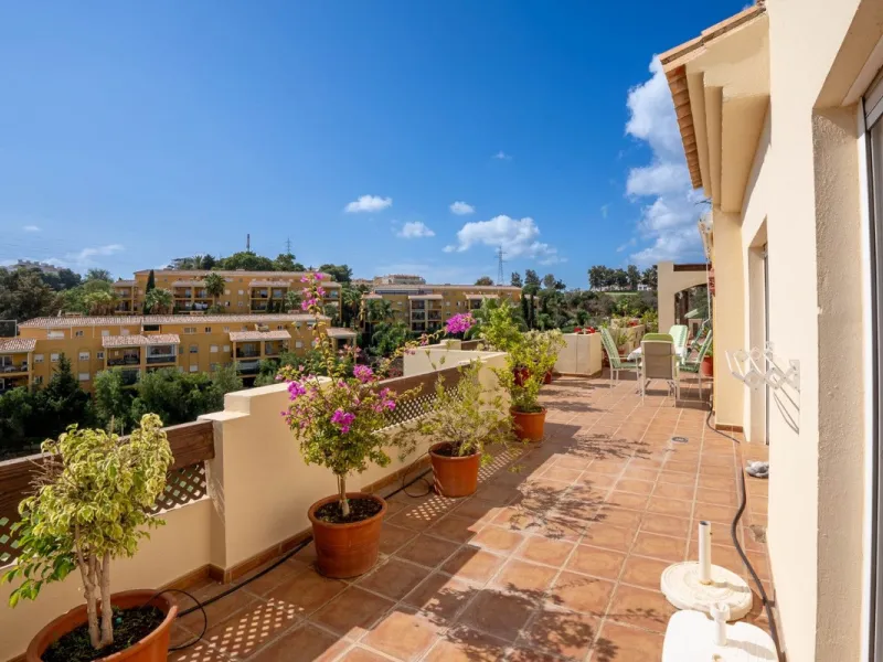Located in one of the most sought-after complexes in Miraflores, this exceptional penthouse offers luxury living with breathtaking views over the golf course — just a few minutes' walk from the clubhouse.