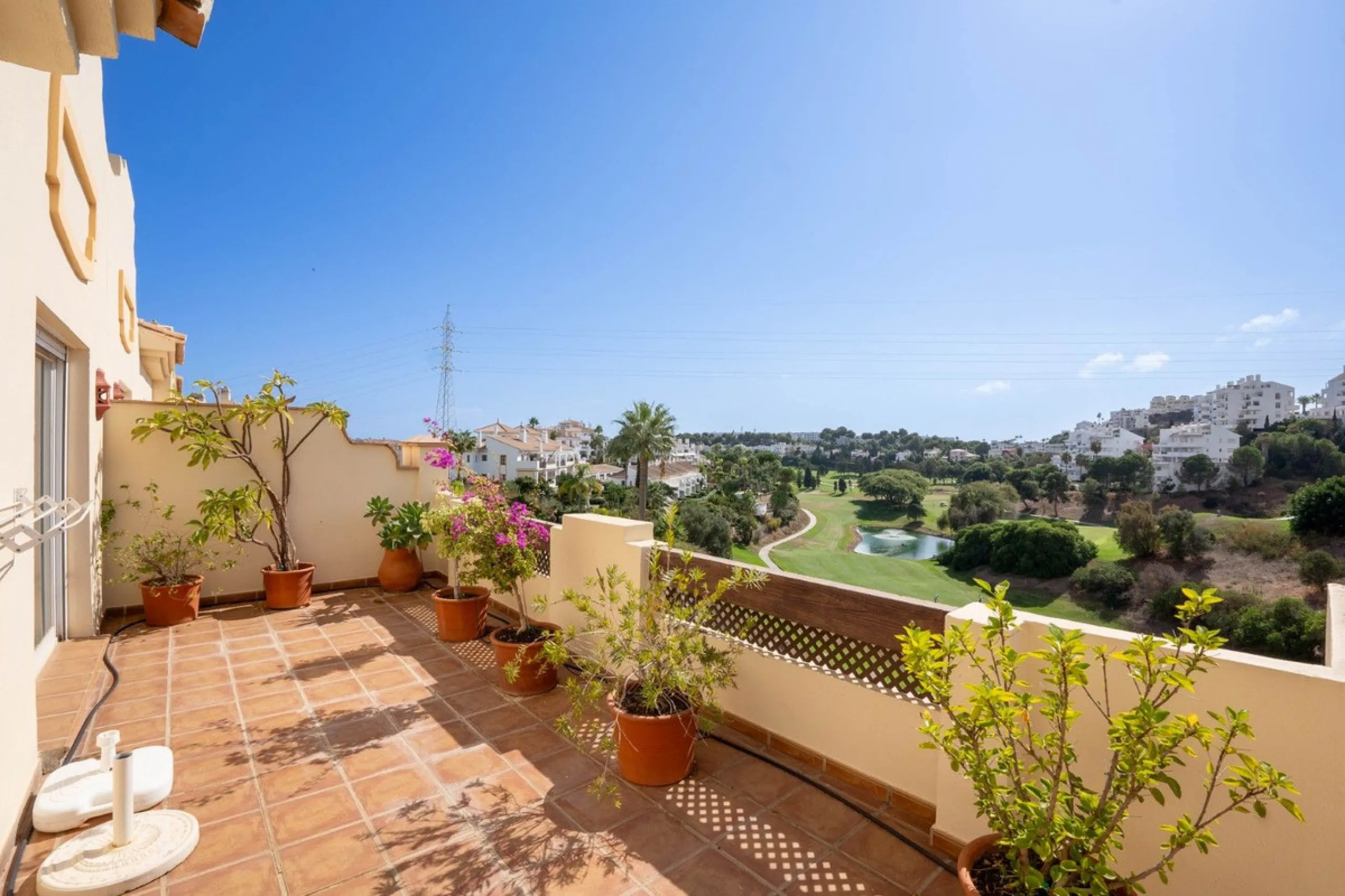 Located in one of the most sought-after complexes in Miraflores, this exceptional penthouse offers luxury living with breathtaking views over the golf course — just a few minutes' walk from the clubhouse.