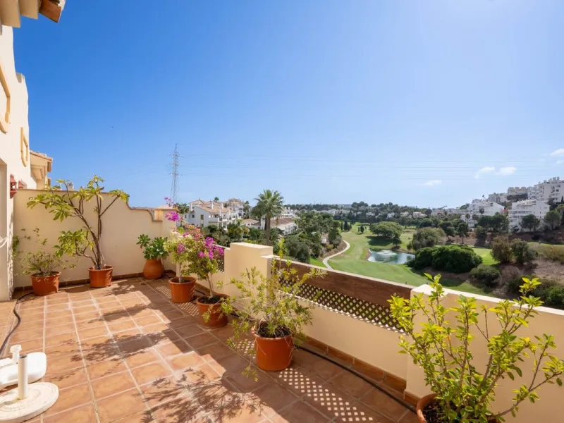 Located in one of the most sought-after complexes in Miraflores, this exceptional penthouse offers luxury living with breathtaking views over the golf course — just a few minutes' walk from the clubhouse.