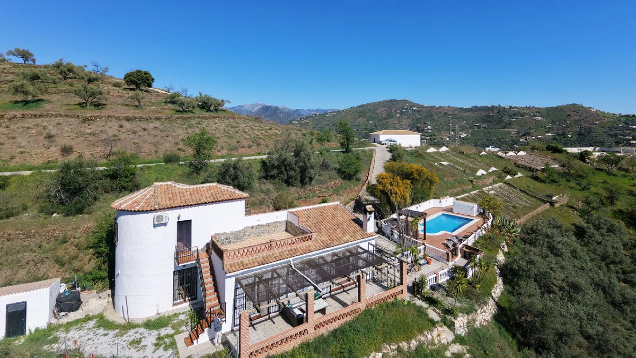 Peacefully located villa near Cómpeta offering 3 bedrooms, 2 bathrooms plus a separate tower studio with a large roof terrace. A rare blend of privacy, comfort and truly panoramic sea and mountain views.