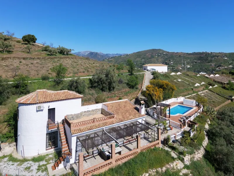Peacefully located villa near Cómpeta offering 3 bedrooms, 2 bathrooms plus a separate tower studio with a large roof terrace. A rare blend of privacy, comfort and truly panoramic sea and mountain views.