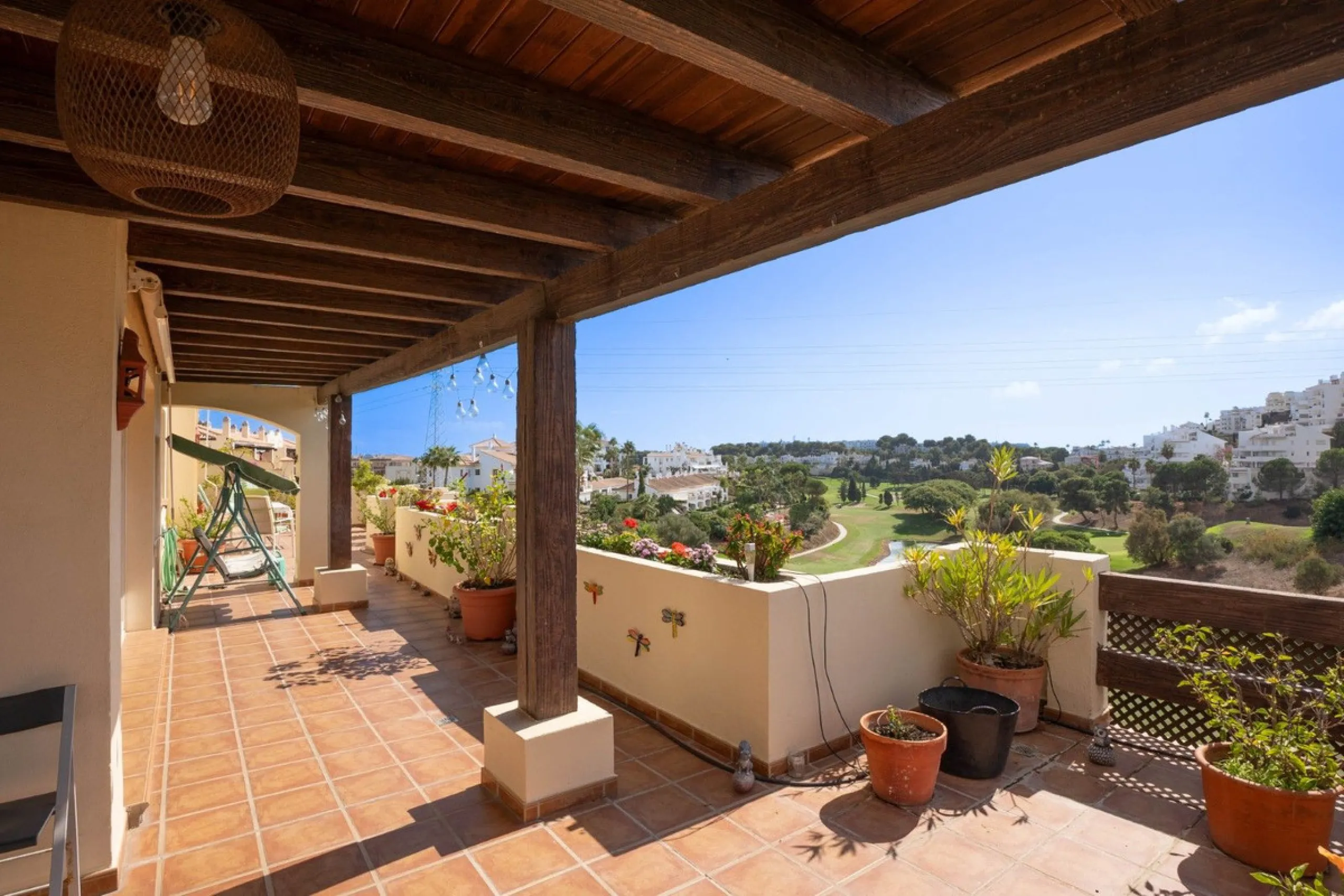 Located in one of the most sought-after complexes in Miraflores, this exceptional penthouse offers luxury living with breathtaking views over the golf course — just a few minutes' walk from the clubhouse.