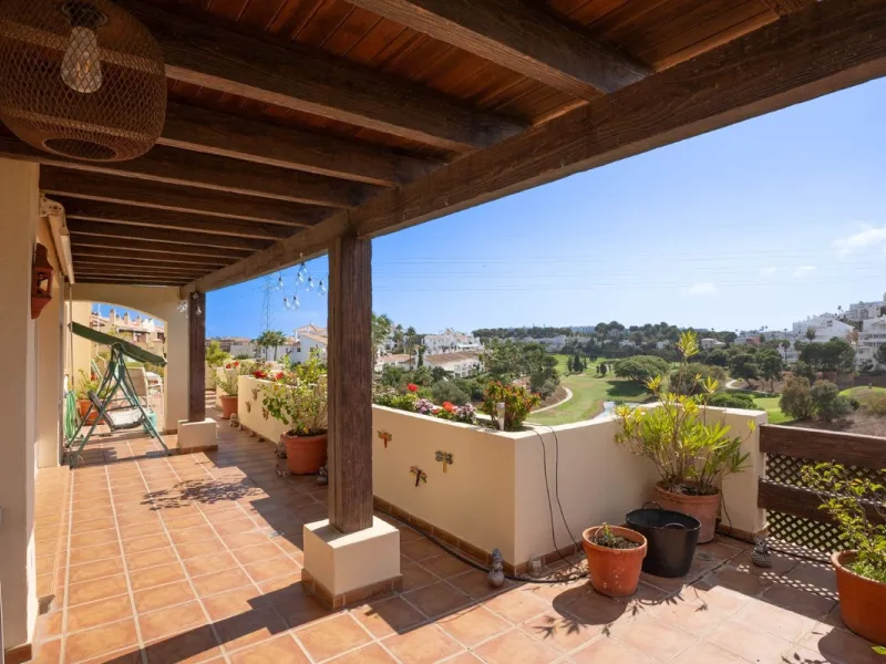 Located in one of the most sought-after complexes in Miraflores, this exceptional penthouse offers luxury living with breathtaking views over the golf course — just a few minutes' walk from the clubhouse.