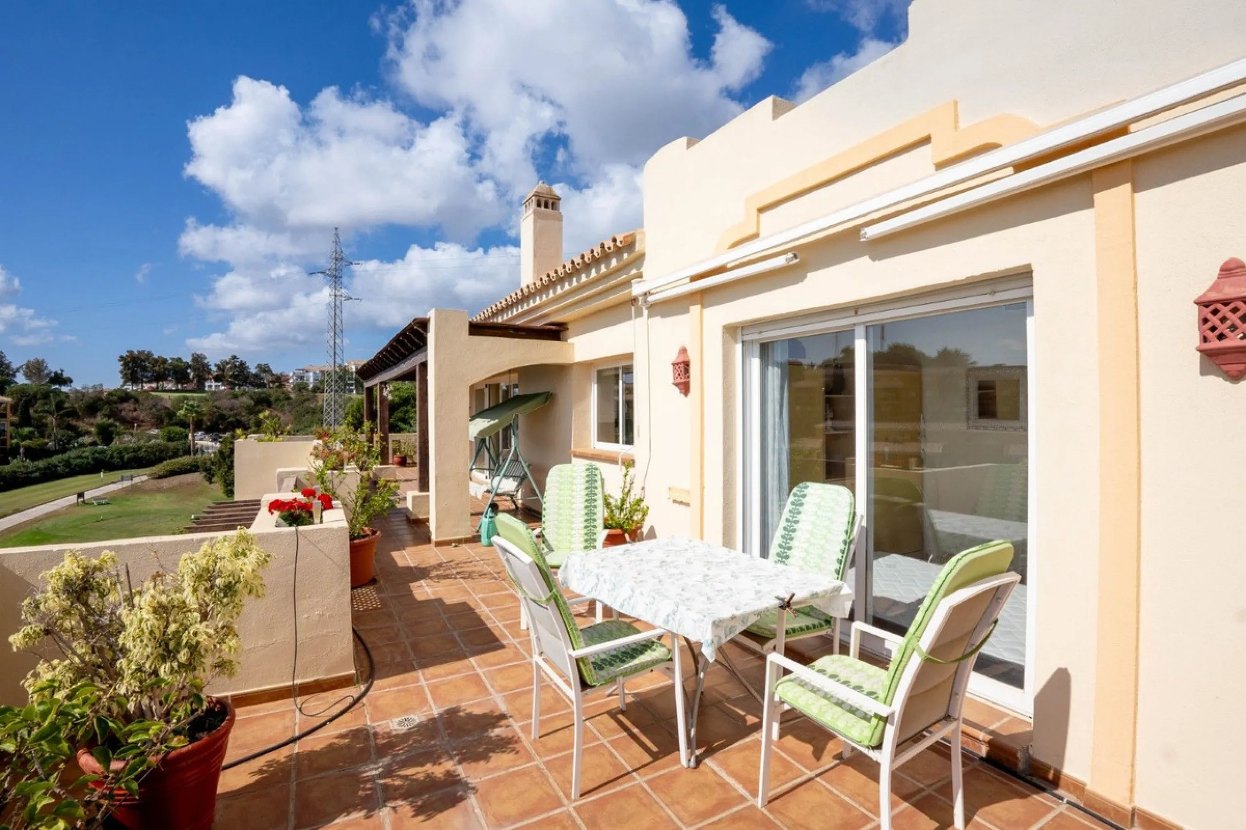 Located in one of the most sought-after complexes in Miraflores, this exceptional penthouse offers luxury living with breathtaking views over the golf course — just a few minutes' walk from the clubhouse.