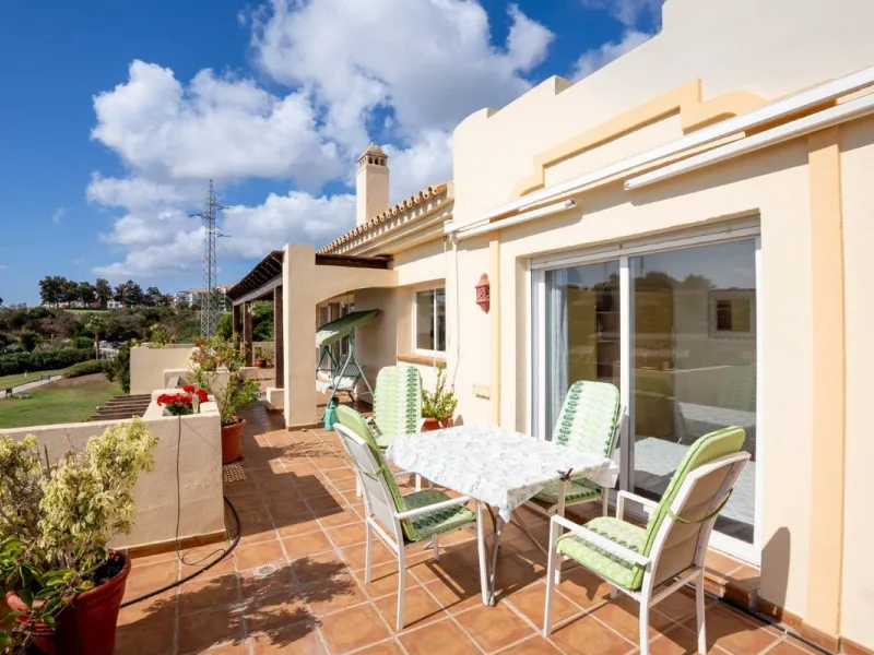 Located in one of the most sought-after complexes in Miraflores, this exceptional penthouse offers luxury living with breathtaking views over the golf course — just a few minutes' walk from the clubhouse.