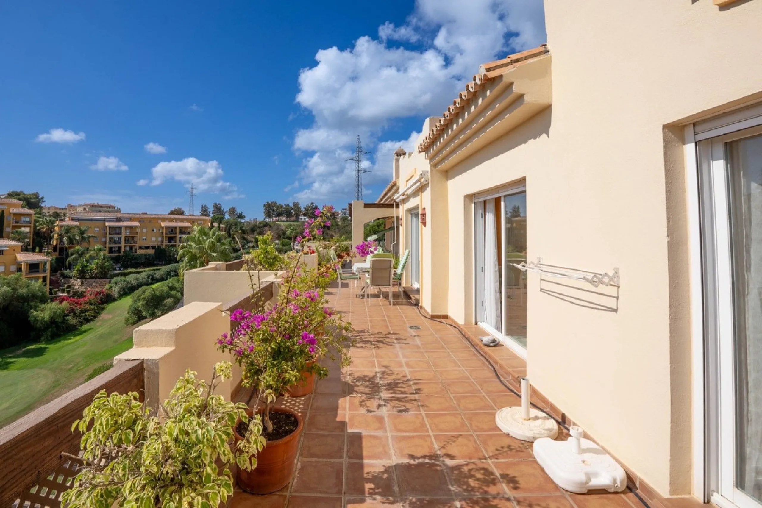 Located in one of the most sought-after complexes in Miraflores, this exceptional penthouse offers luxury living with breathtaking views over the golf course — just a few minutes' walk from the clubhouse.