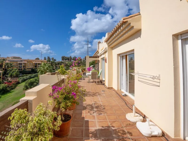 Located in one of the most sought-after complexes in Miraflores, this exceptional penthouse offers luxury living with breathtaking views over the golf course — just a few minutes' walk from the clubhouse.