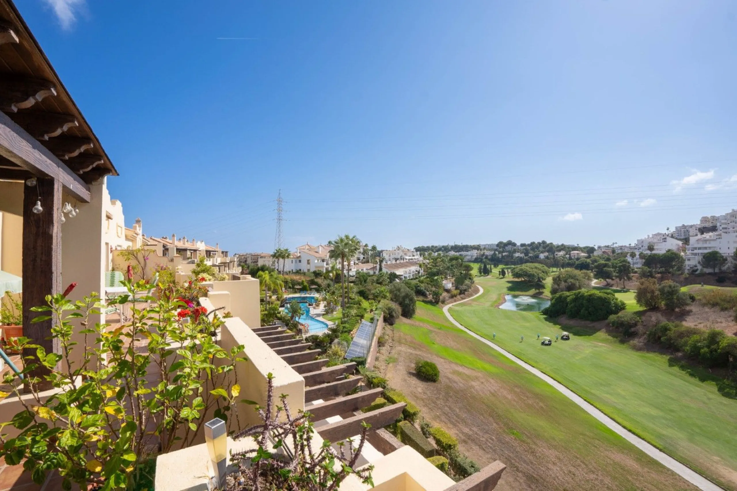 Located in one of the most sought-after complexes in Miraflores, this exceptional penthouse offers luxury living with breathtaking views over the golf course — just a few minutes' walk from the clubhouse.