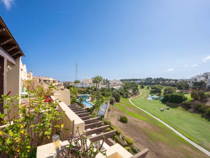 Located in one of the most sought-after complexes in Miraflores, this exceptional penthouse offers luxury living with breathtaking views over the golf course — just a few minutes' walk from the clubhouse.
