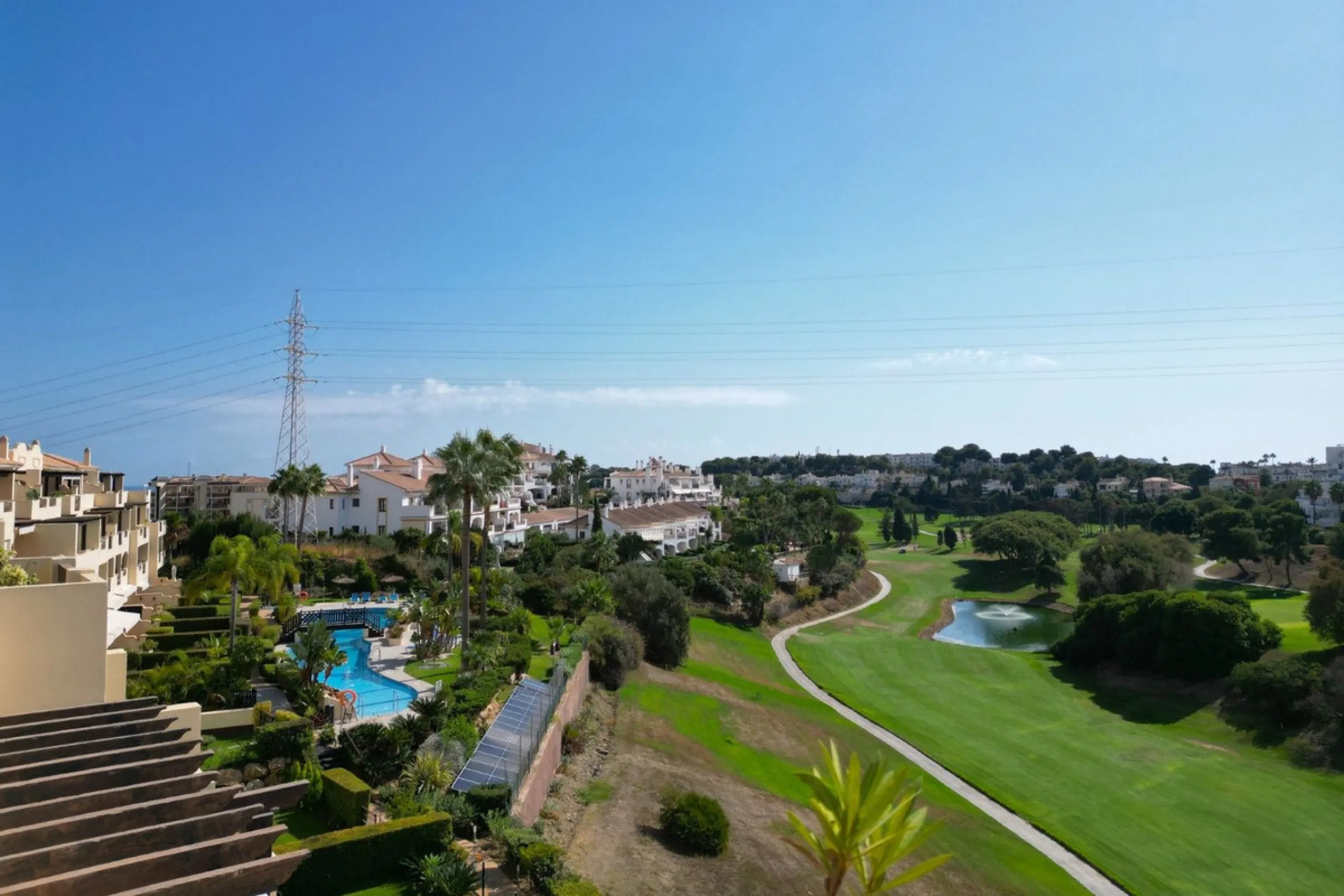 Located in one of the most sought-after complexes in Miraflores, this exceptional penthouse offers luxury living with breathtaking views over the golf course — just a few minutes' walk from the clubhouse.