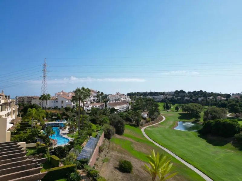 Located in one of the most sought-after complexes in Miraflores, this exceptional penthouse offers luxury living with breathtaking views over the golf course — just a few minutes' walk from the clubhouse.