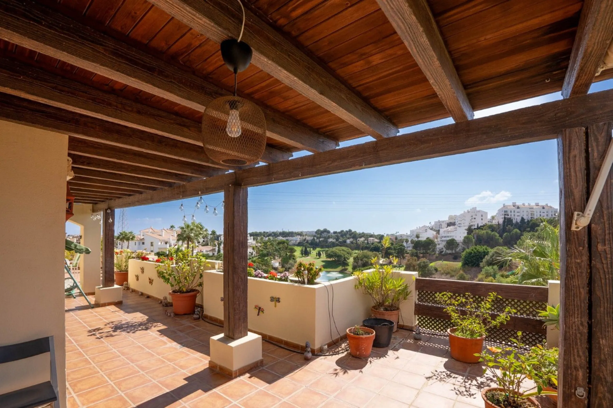 Located in one of the most sought-after complexes in Miraflores, this exceptional penthouse offers luxury living with breathtaking views over the golf course — just a few minutes' walk from the clubhouse.