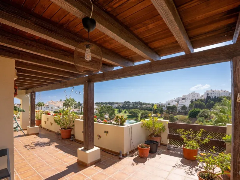 Located in one of the most sought-after complexes in Miraflores, this exceptional penthouse offers luxury living with breathtaking views over the golf course — just a few minutes' walk from the clubhouse.