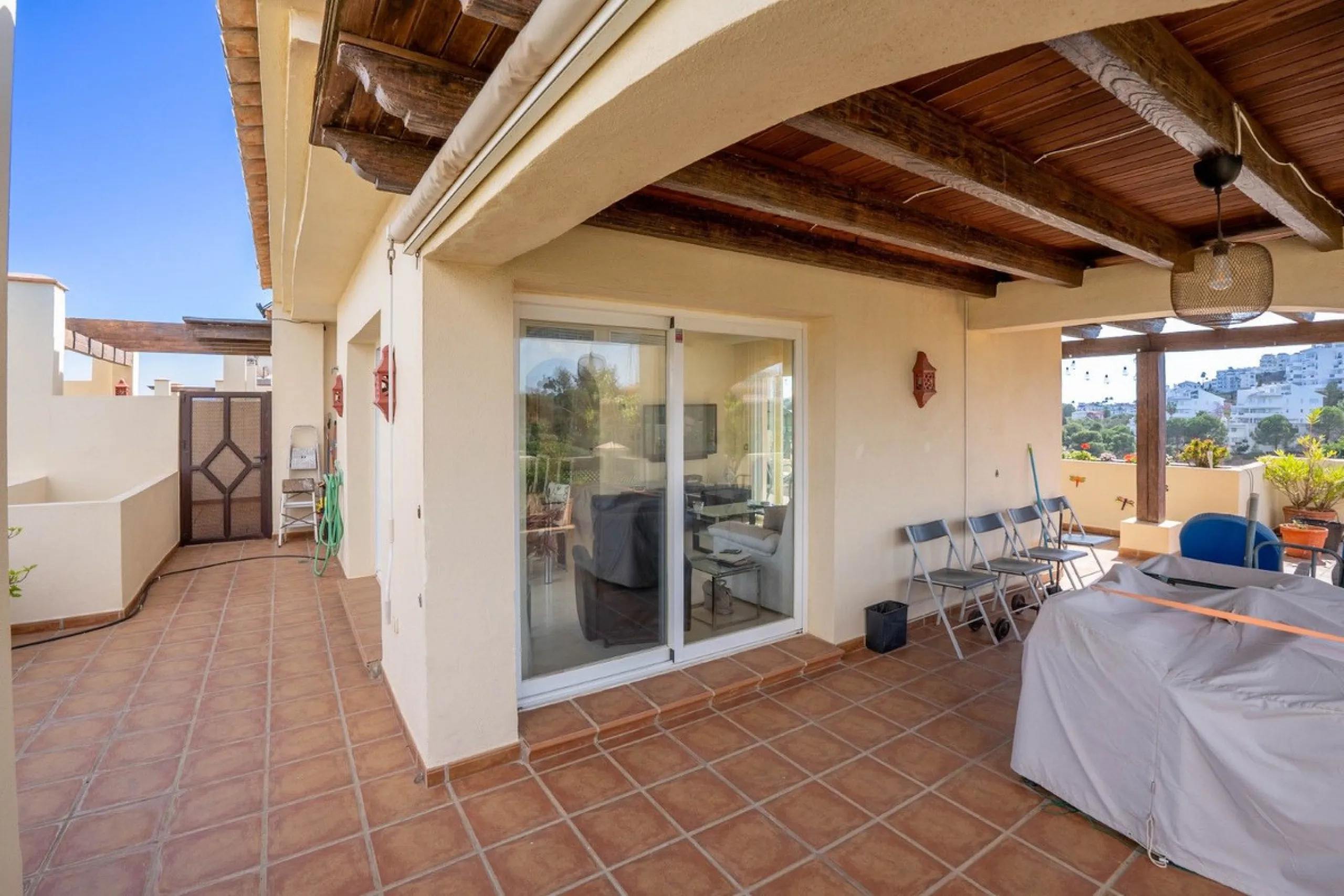 Located in one of the most sought-after complexes in Miraflores, this exceptional penthouse offers luxury living with breathtaking views over the golf course — just a few minutes' walk from the clubhouse.