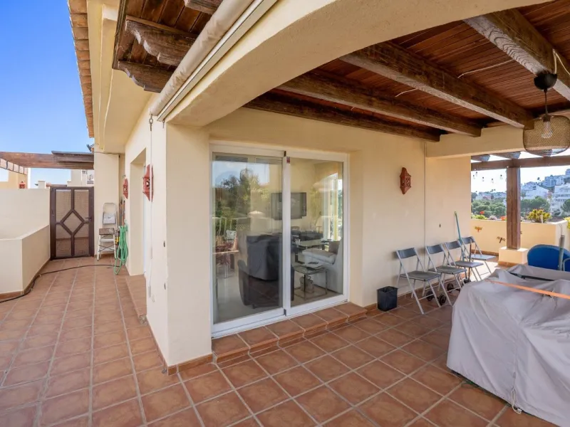 Located in one of the most sought-after complexes in Miraflores, this exceptional penthouse offers luxury living with breathtaking views over the golf course — just a few minutes' walk from the clubhouse.