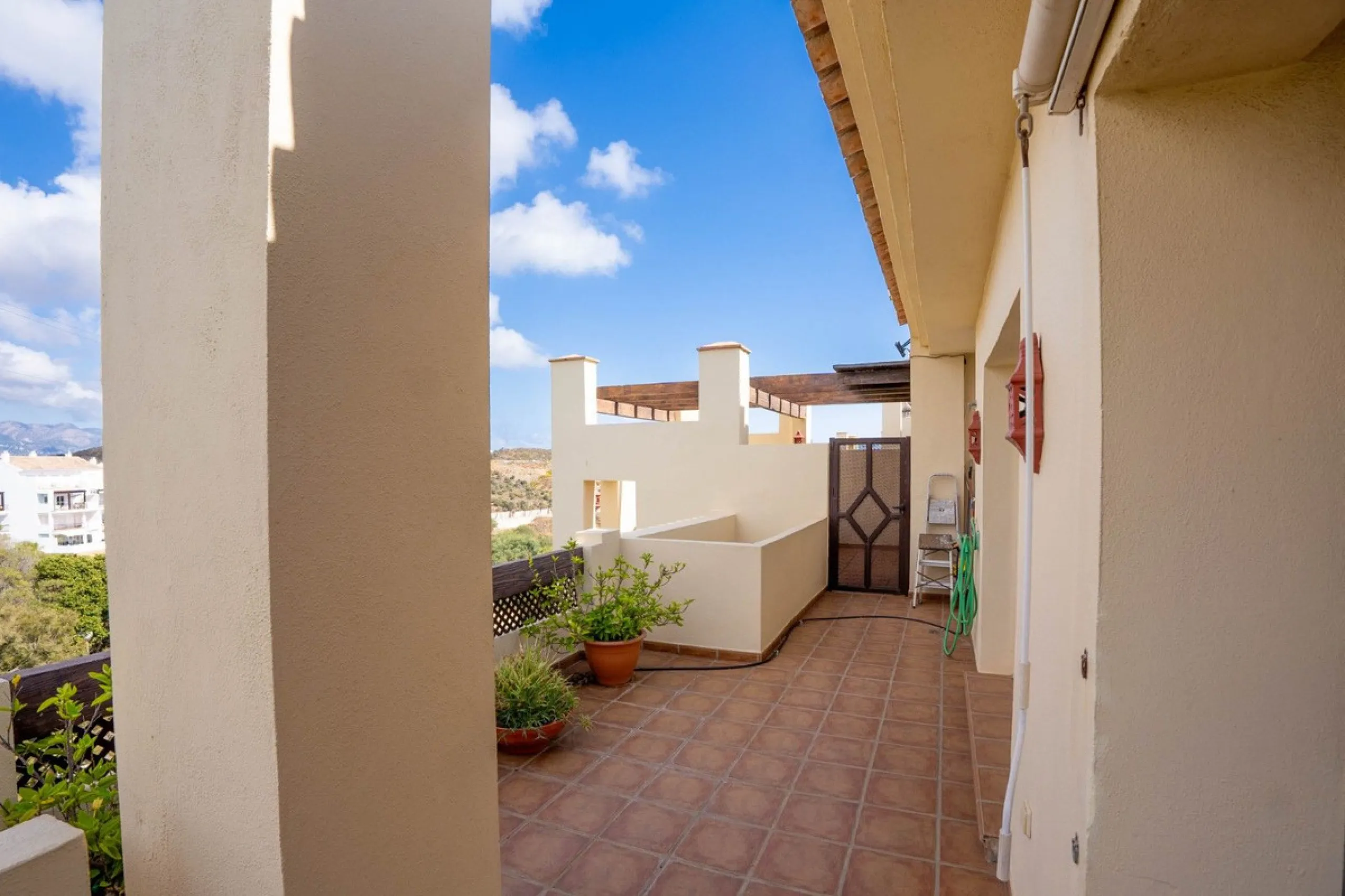 Located in one of the most sought-after complexes in Miraflores, this exceptional penthouse offers luxury living with breathtaking views over the golf course — just a few minutes' walk from the clubhouse.