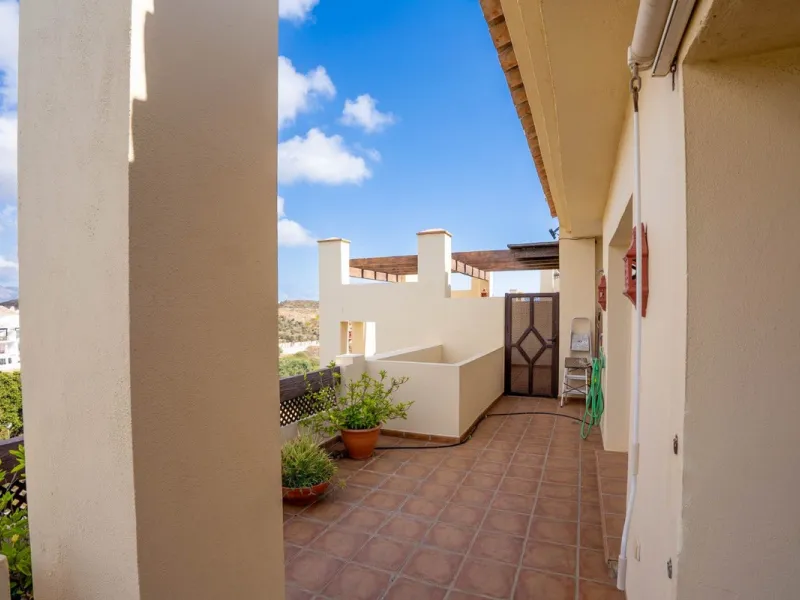 Located in one of the most sought-after complexes in Miraflores, this exceptional penthouse offers luxury living with breathtaking views over the golf course — just a few minutes' walk from the clubhouse.