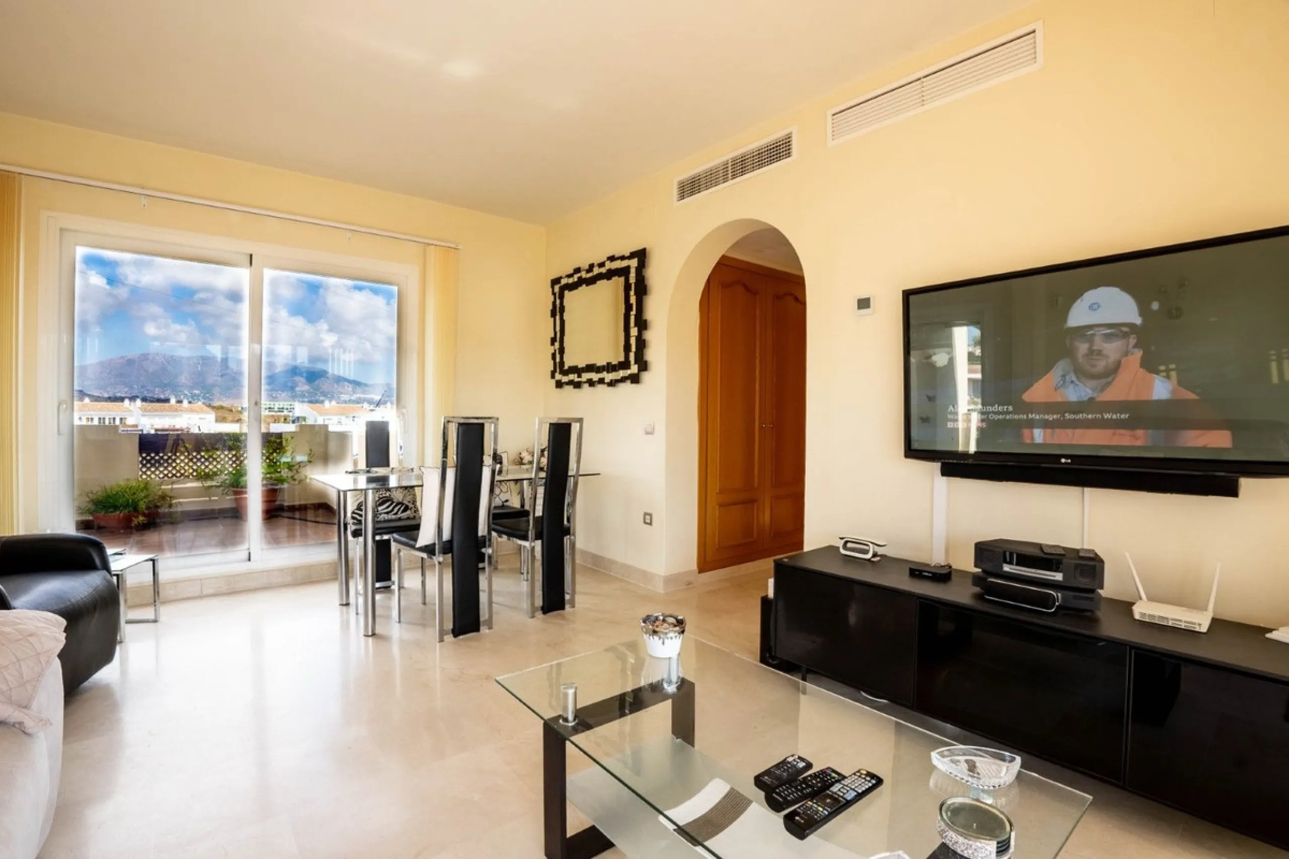Located in one of the most sought-after complexes in Miraflores, this exceptional penthouse offers luxury living with breathtaking views over the golf course — just a few minutes' walk from the clubhouse.