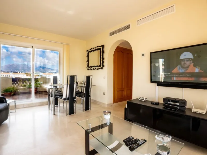 Located in one of the most sought-after complexes in Miraflores, this exceptional penthouse offers luxury living with breathtaking views over the golf course — just a few minutes' walk from the clubhouse.