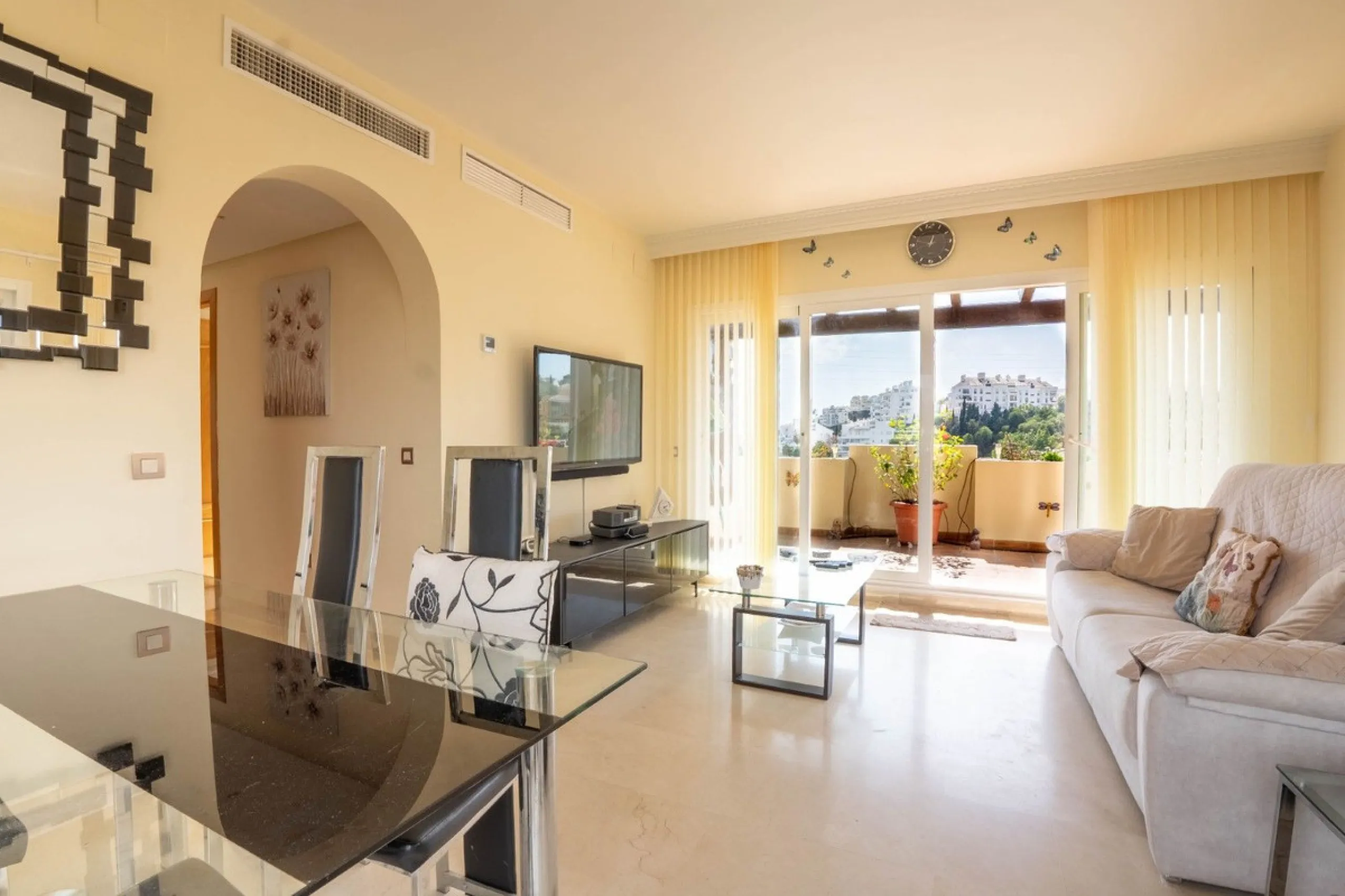 Located in one of the most sought-after complexes in Miraflores, this exceptional penthouse offers luxury living with breathtaking views over the golf course — just a few minutes' walk from the clubhouse.